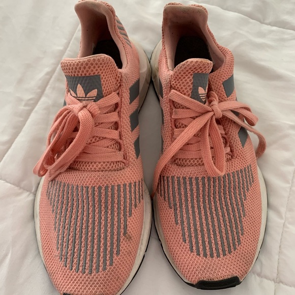 Tennis shoes - Picture 1 of 2